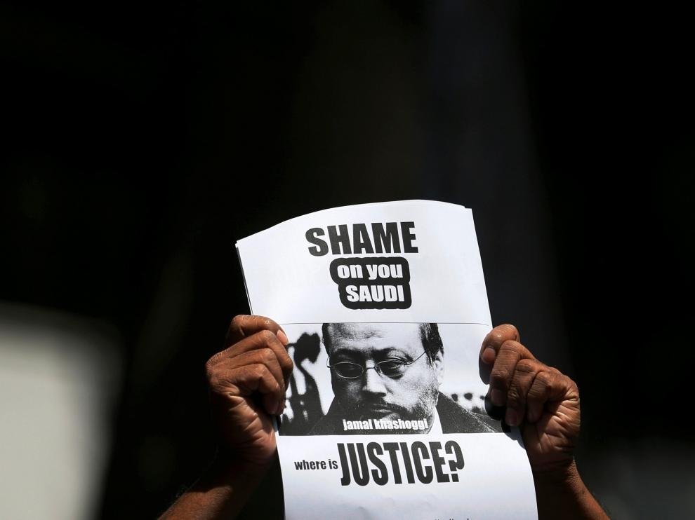 Un periodista de Sri Lanka se manifiesta para pedir justicia por el asesinato de Khashoggi.