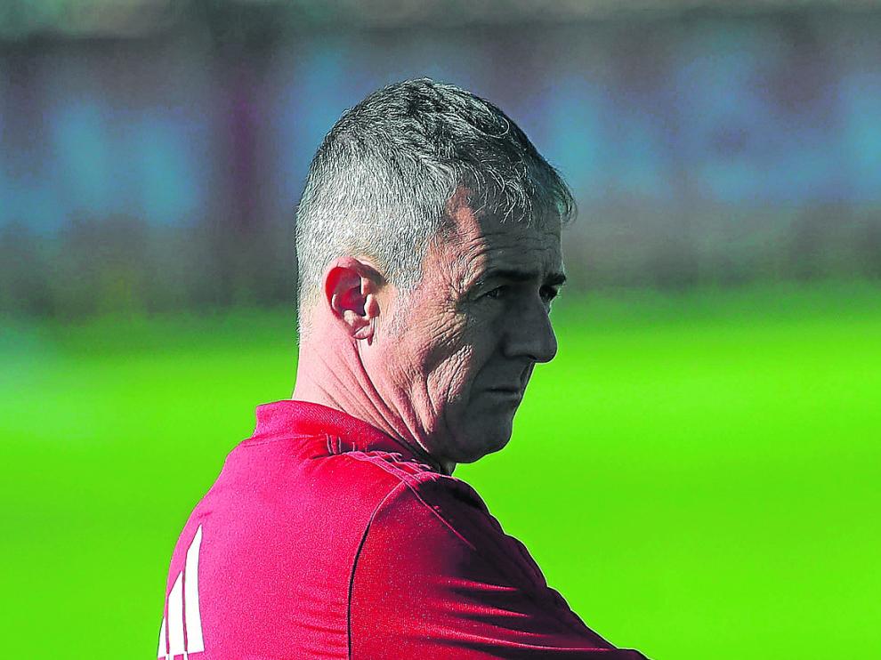Lucas Alcaraz, atento a un entrenamiento del Real Zaragoza.