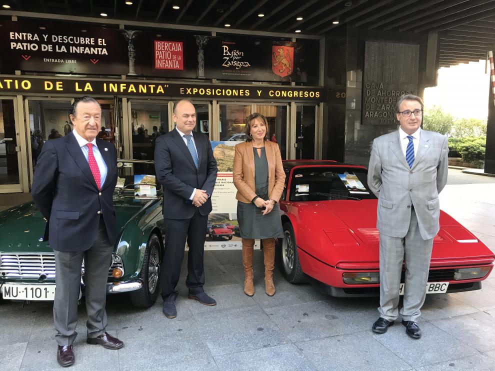 De izquierda a derecha: José Manuel Bernad, presidente de la Asociación Aragonesa de Clásicos Deportivos; Jaime Armengol, coordinador de Mobility City; Ana María Farré, directora de Ibercaja Patio de la Infanta; y Jorge Díez, director de la Sociedad Aragonesa de Gestión Agroambiental, posan junto dos deportivos clásicos marca Triumph y Ferrari.