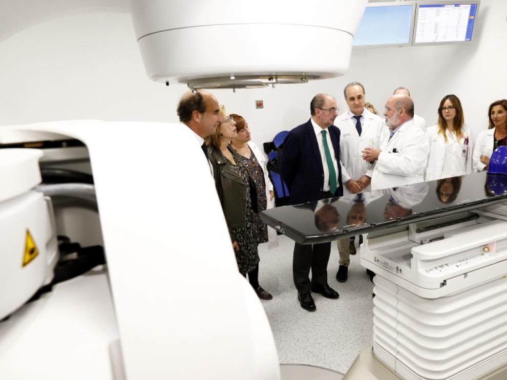 El presidente de Aragón, Javier Lambán, asiste a la presentación de la puesta en marcha del nuevo acelerador lineal del Hospital Clínico, junto con la consejera de Sanidad, Pilar Ventura y el gerente del Sector, Ignacio Barrasa.