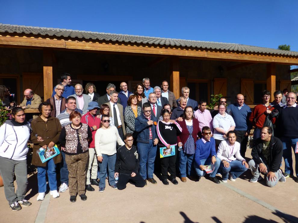 Foto de familia de autoridades y usuarios celebrando el 30 aniversario del centro