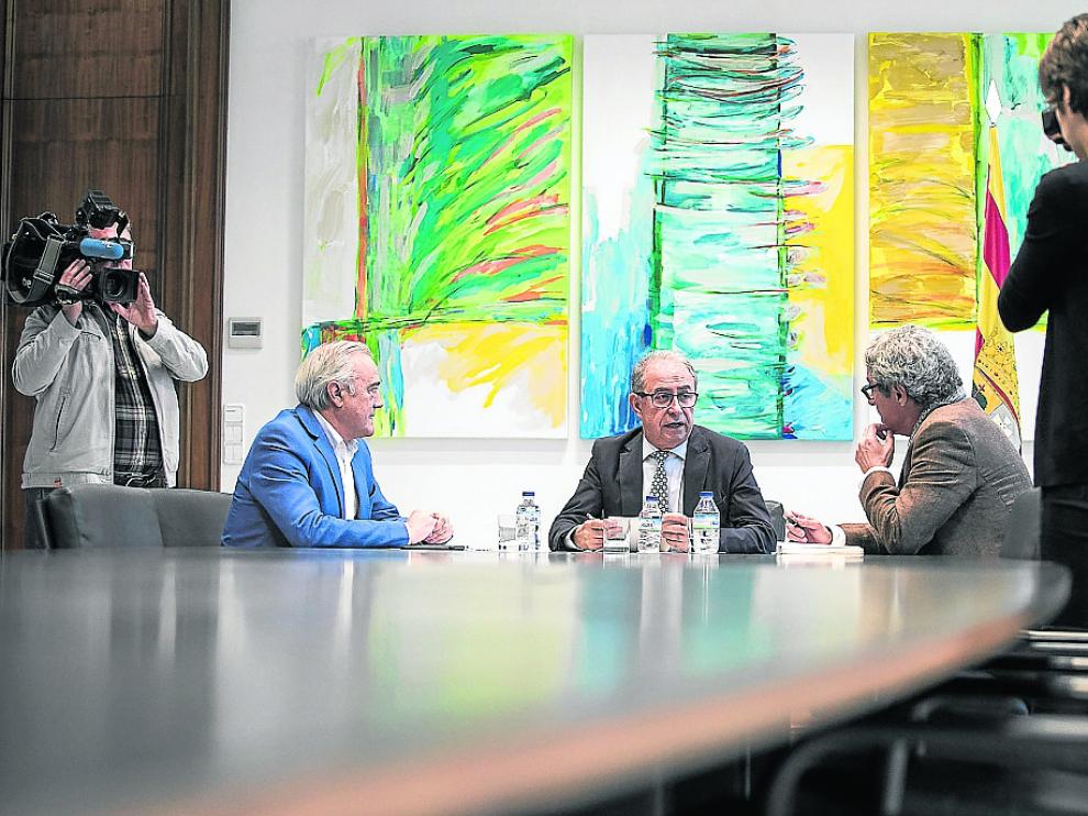 El consejero Gimeno, en el centro, solo se reunió ayer con Sada (PSOE) y Briz (CHA)