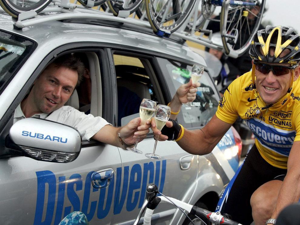 Lance Armstrong, del Discovery Channel, con el director de su equipo, Johan Bruyneel, en el Tour de Francia de 2005
