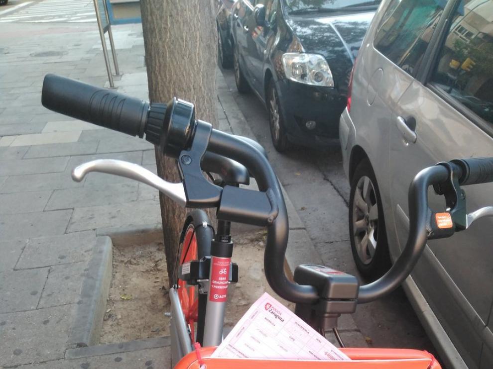Una bici de Mobike, multada este jueves por la mañana en la calle Sangenis aunque la foto fue tomada en Vía Universitas.