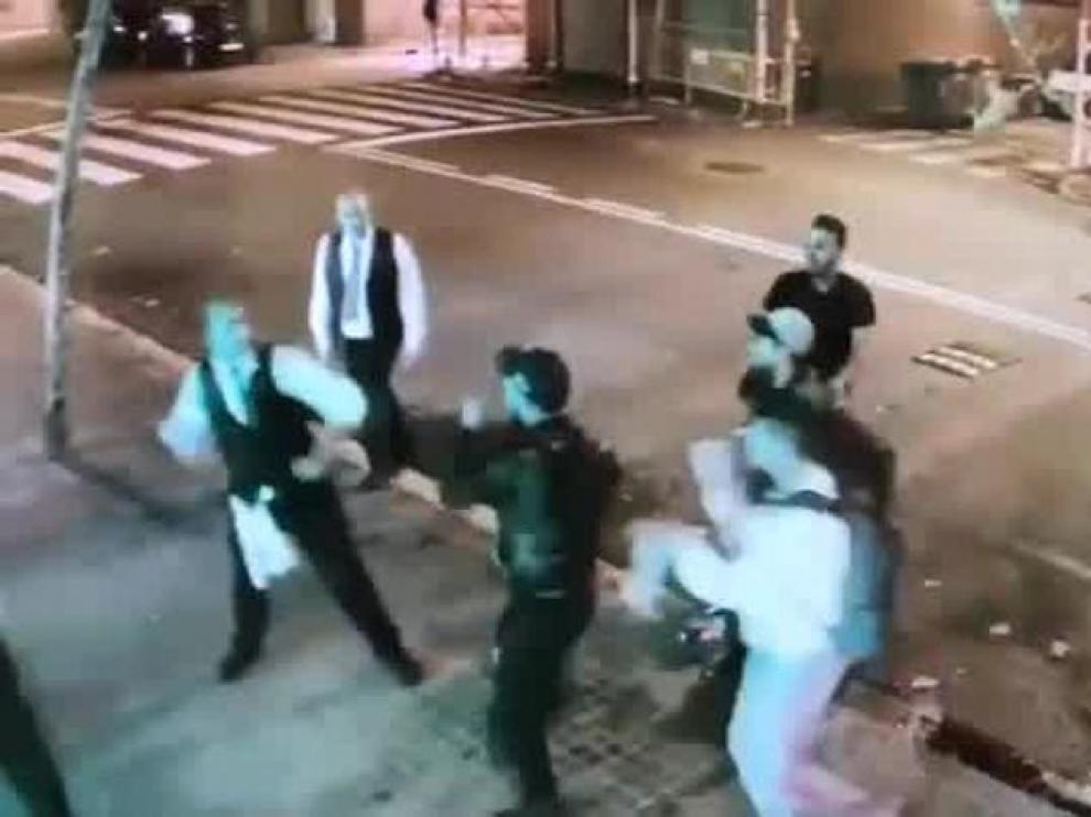 Violenta pelea entre unos jóvenes y los empleados de un conocido restaurante de Barcelona
