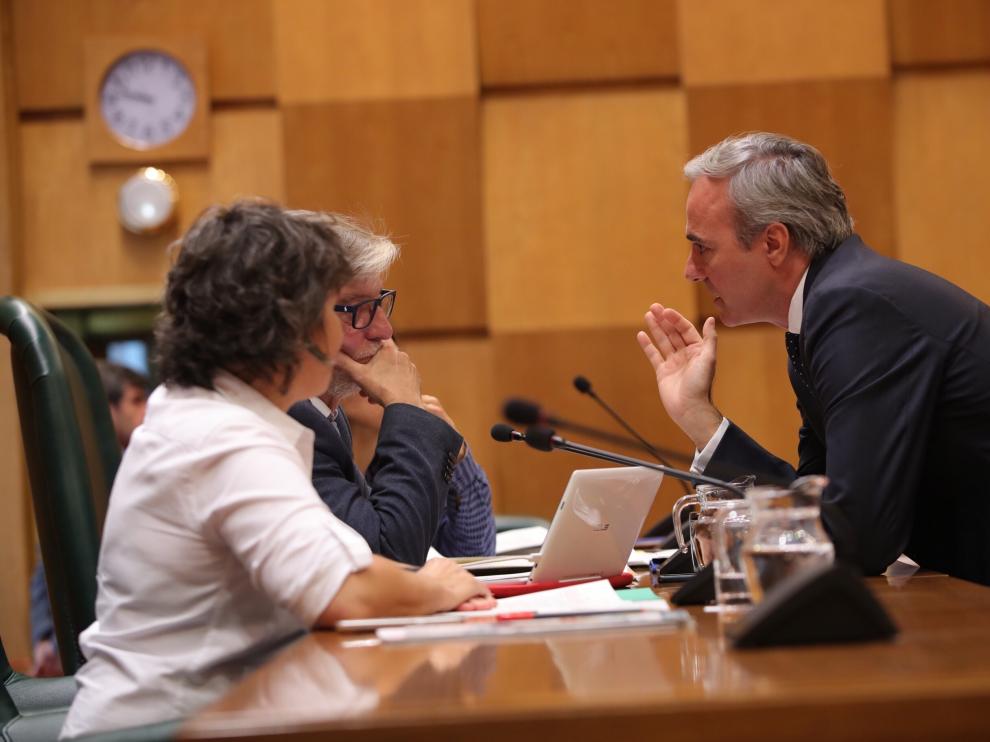 Jorge Azcón conversa con Pedro Santisteve y Luisa Broto, este viernes durante el pleno municipal.