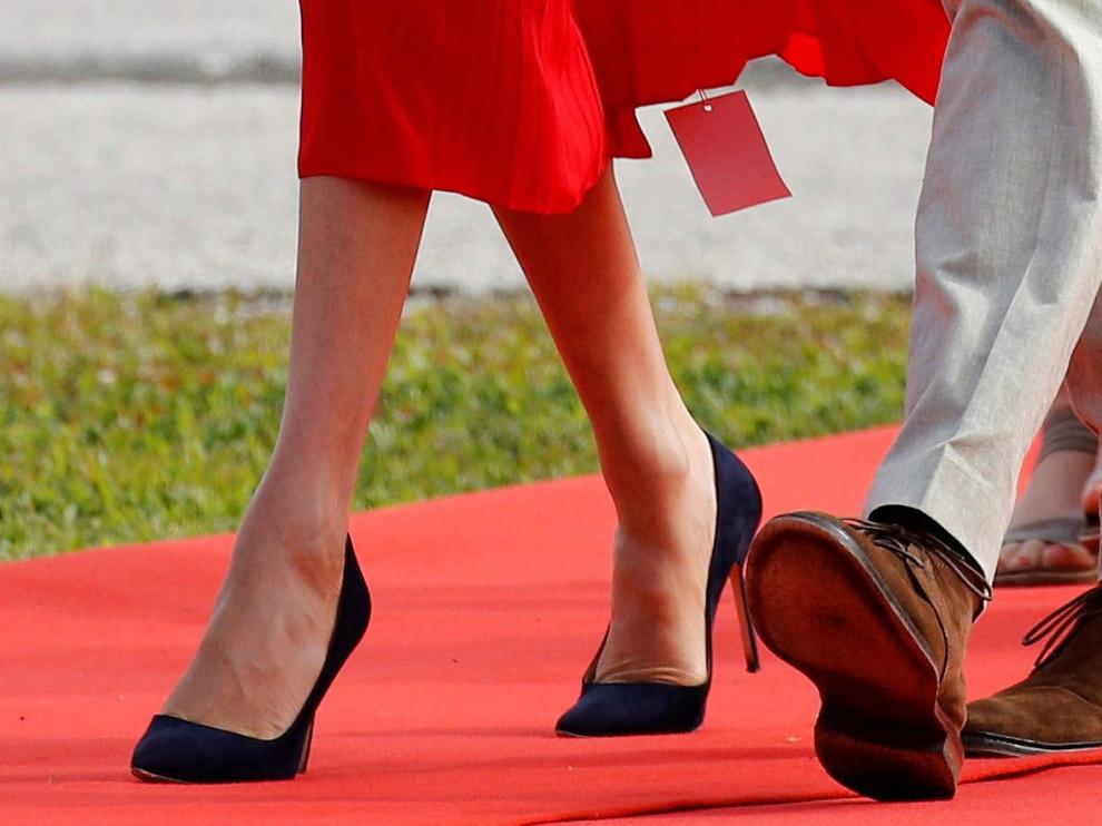 La etiqueta que colgaba del vestido rojo de Meghan Markle.