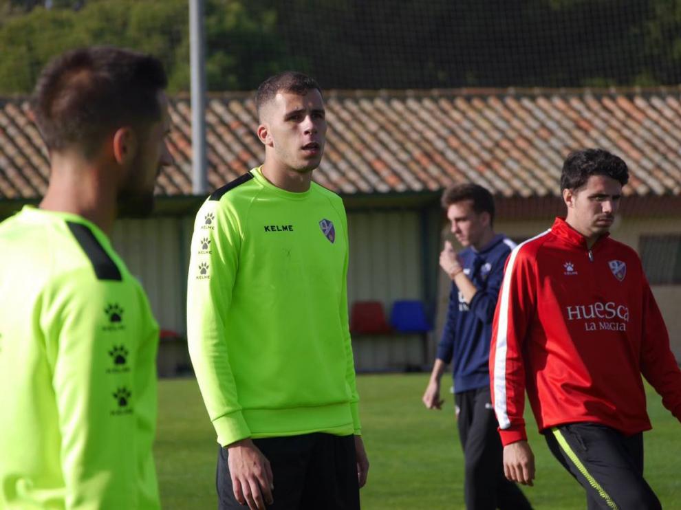 El joven centrocampista Rivera durante el entrenamiento de este viernes en el Instituto Montearagón.