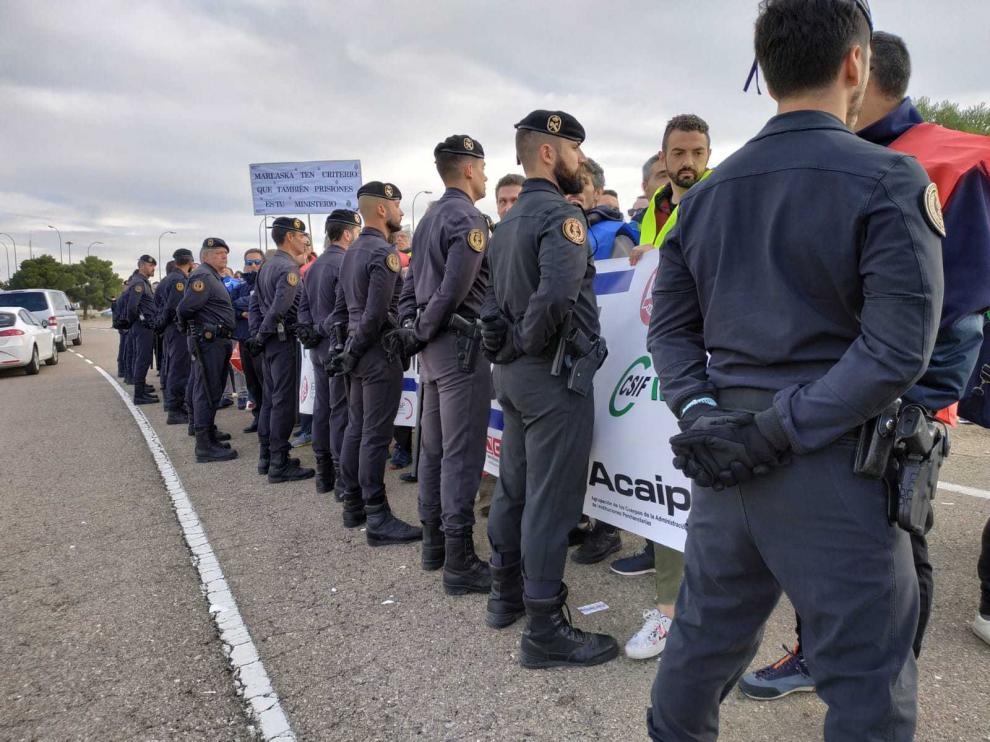 Los GRS evitan que los funcionarios de los piquetes ocupen toda la carretera y los han retirado para facilitar la circulación.