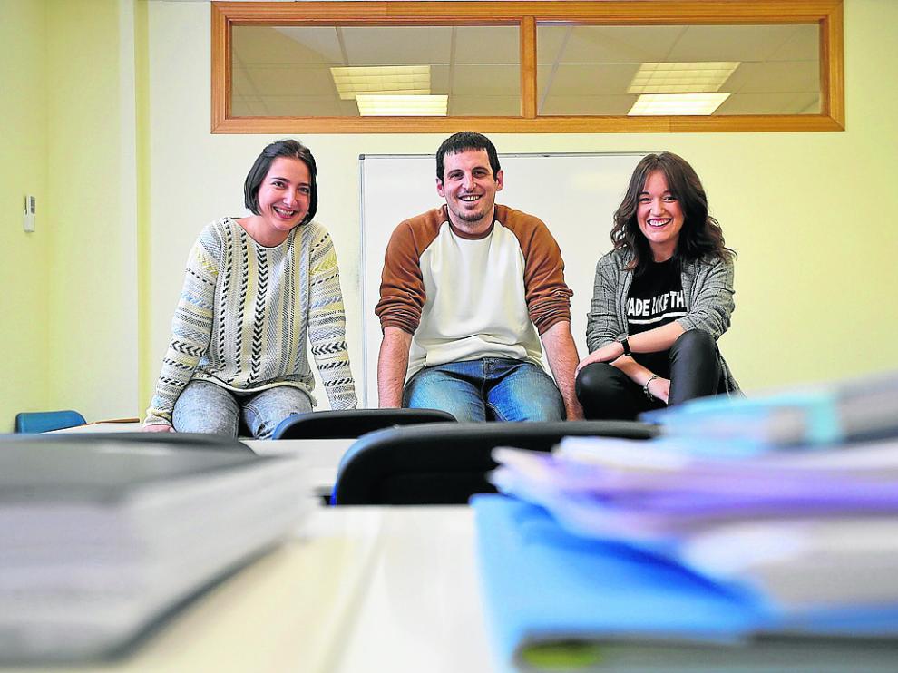 Ioana Stancu, de 30 años, con sus compañeros de academia Kilian Garrido y Laura Julve.