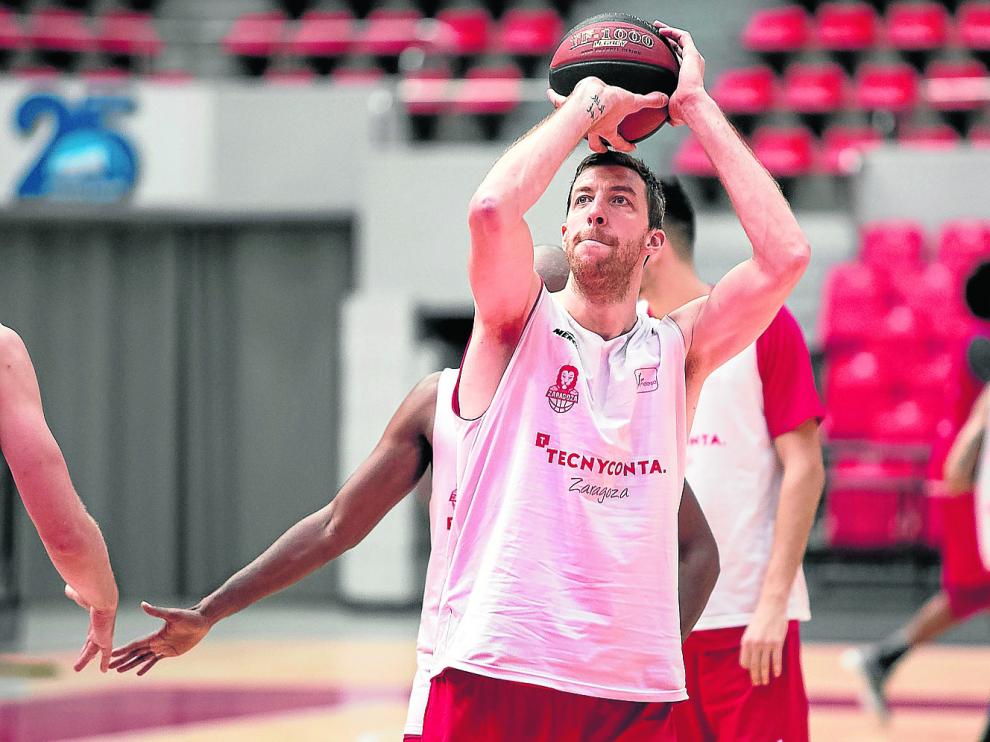 Fran Vázquez lanza a canasta en un entrenamiento del Tecnyconta Zaragoza.