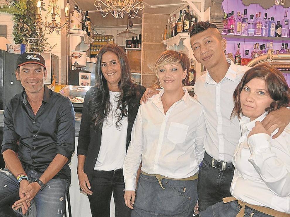 Carlos Burillo, Sandra Oñate, Estela Clemente, Javier Nevárez y Nadia Purice, el equipo de la Taberna Monumental.