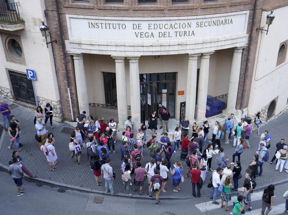Opositores esperan para entrar a un examen a la puerta de un instituto de Teruel.