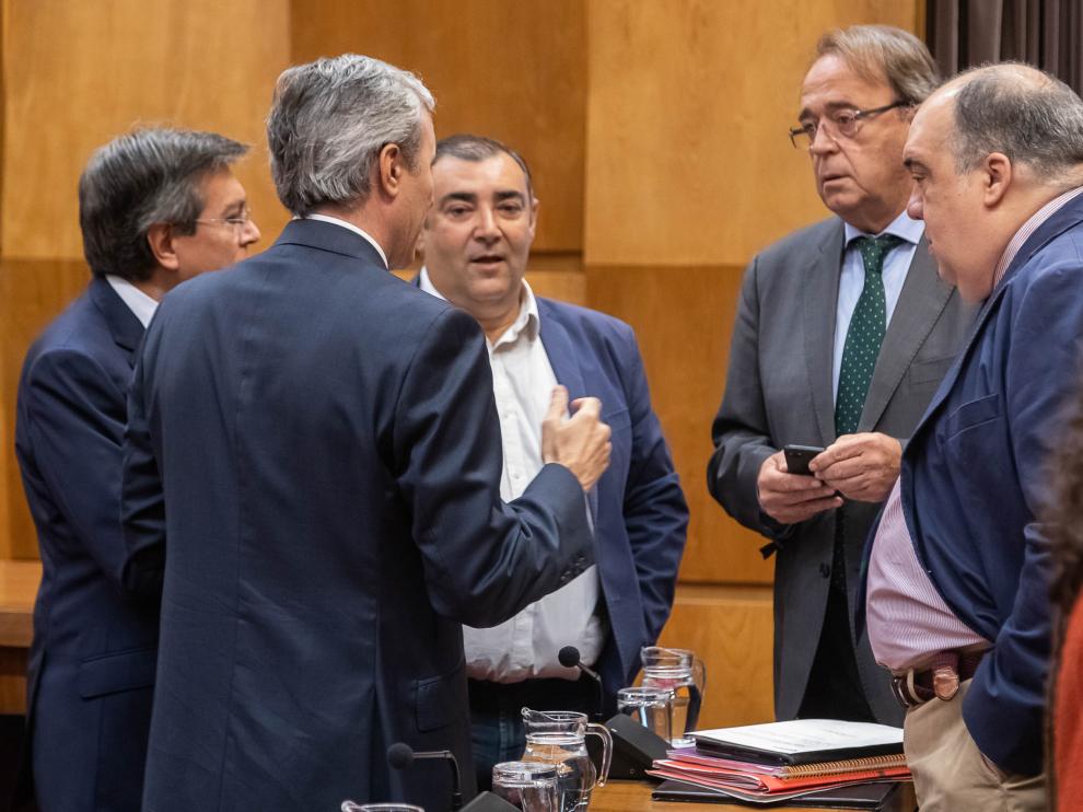 Carlos Pérez Anadón y Jorge Azcón conversan antes del pleno de este viernes.