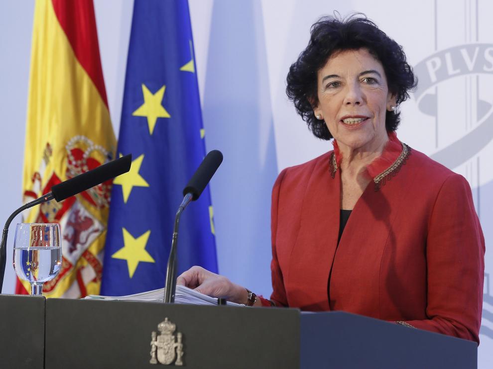 La portavoz del Gobierno, Isabel Celaá, tras el Consejo de Ministros de Sevilla.