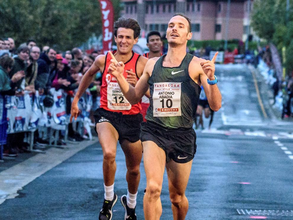 Toni Abadía cruza la línea como ganador de la XXXI Milla Internacional de Berango, hace tres semanas.