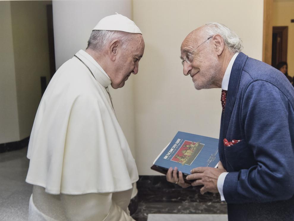 El papa Francisco recibe en el Vaticano a José Javier Forcén, que lleva un libro del Papa Luna.