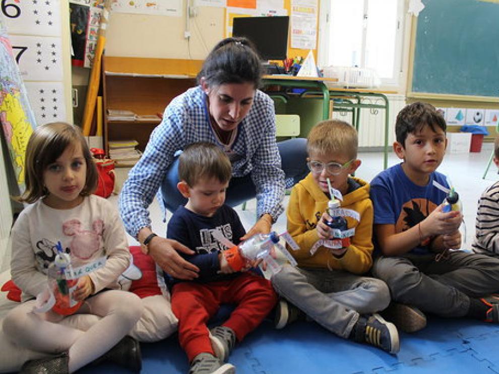 La profesora de la escuela de Azanuy, Belén Ara, con los cinco niños a los que da clase este curso.