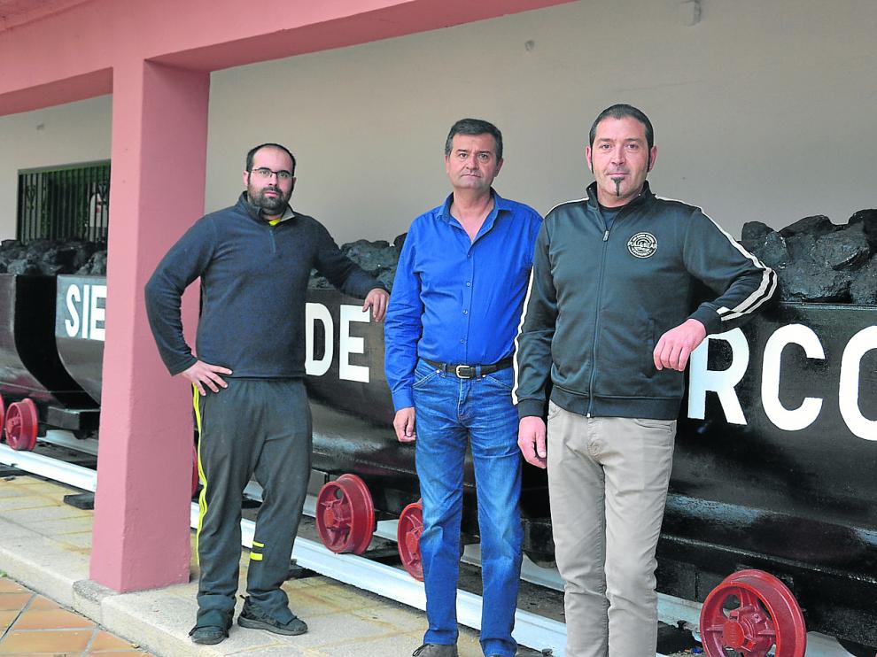 Álvaro Latre, Joaquín Noé y Sergio Urgel, en las instalaciones de Samca en Ariño.