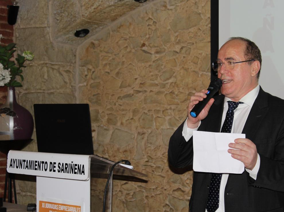 Jesús María Ruíz de Arriaga durante su ponencia en Sariñena.