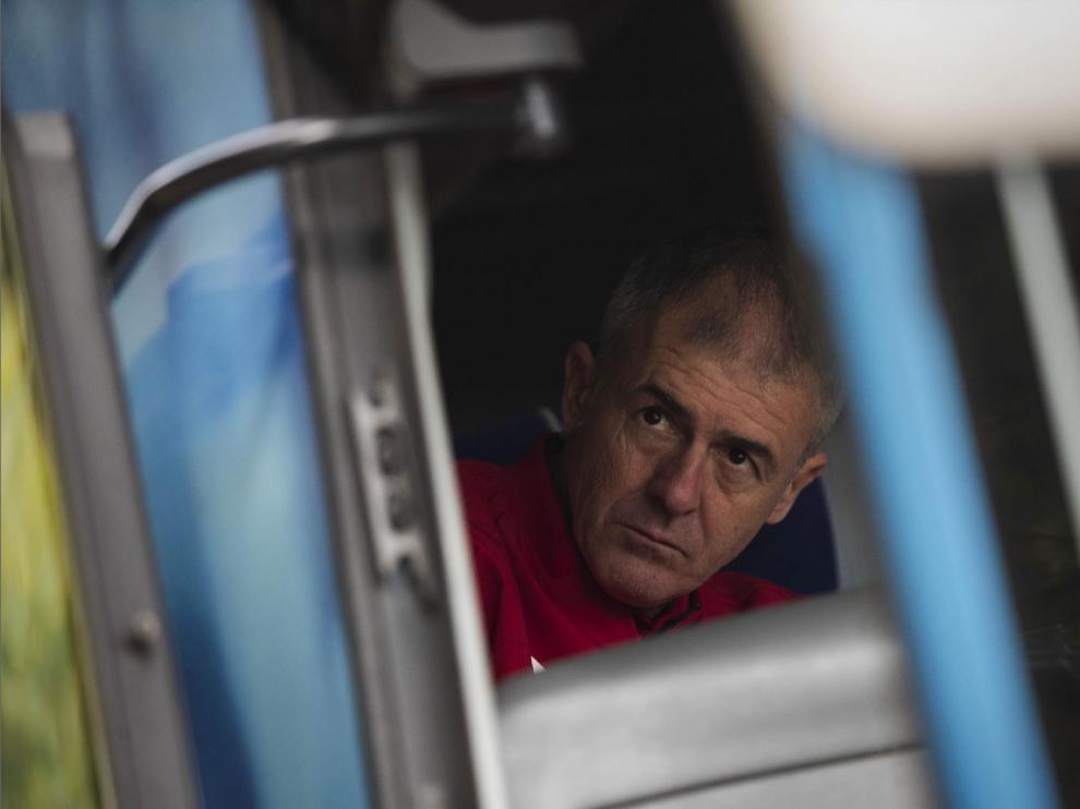 Lucas Alcaraz, en el autobús del equipo antes de partir hacia Elche en la tarde de este sábado.