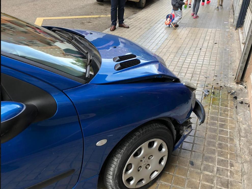 Un conductor novel de 52 años choca contra una peluquería de Zaragoza.