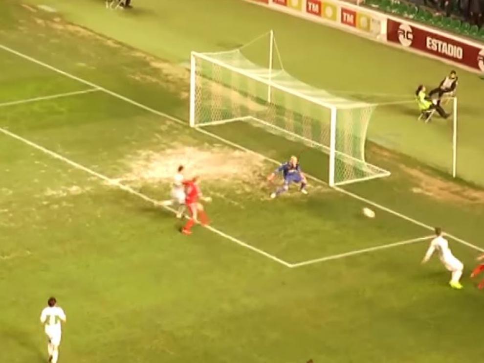 Momento en el que Raí (a la dcha.), el pasado mes de enero, anotó el gol del RZD Aragón en Elche, batiendo a José Juan con un chut raso entre el portero y el palo.