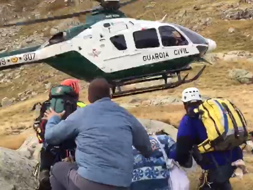 Imagen capturada del vídeo de la evacuación de la senderista francesa
