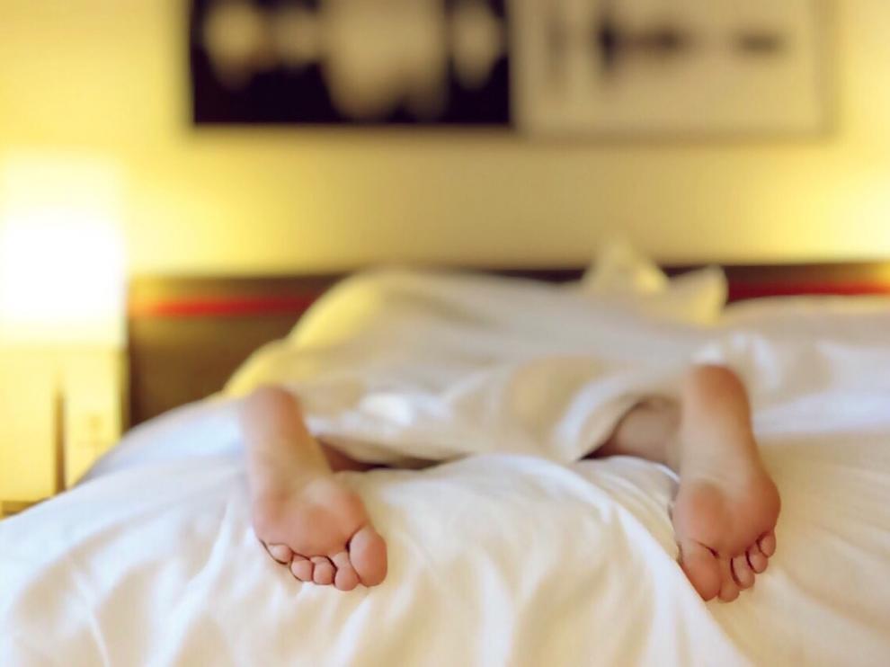Quienes pasan cinco horas o menos en la cama tienen un 65% más de probabilidades de morir que aquellos que duermen dos horas más.