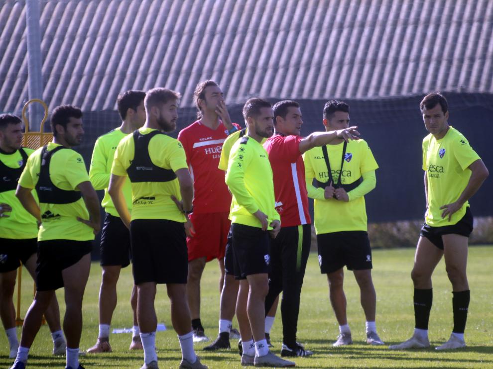 Los jugadores, con Francisco durante un entrenamiento en el Instituto Montearagón.