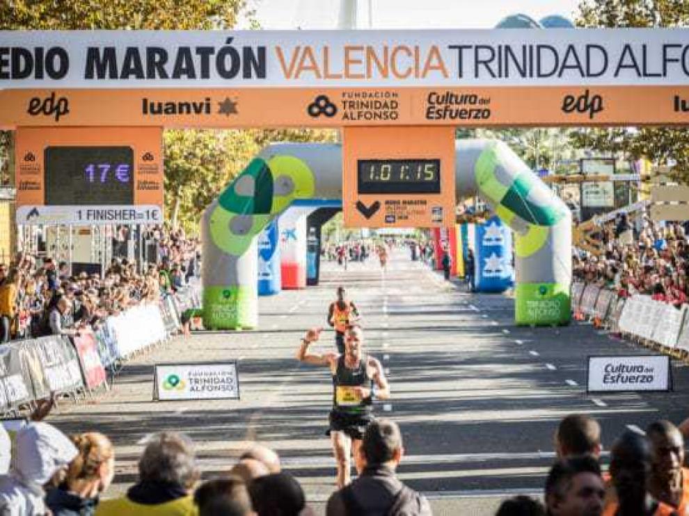 Toni Abadía cruza la línea de meta como mejor español en Valencia.