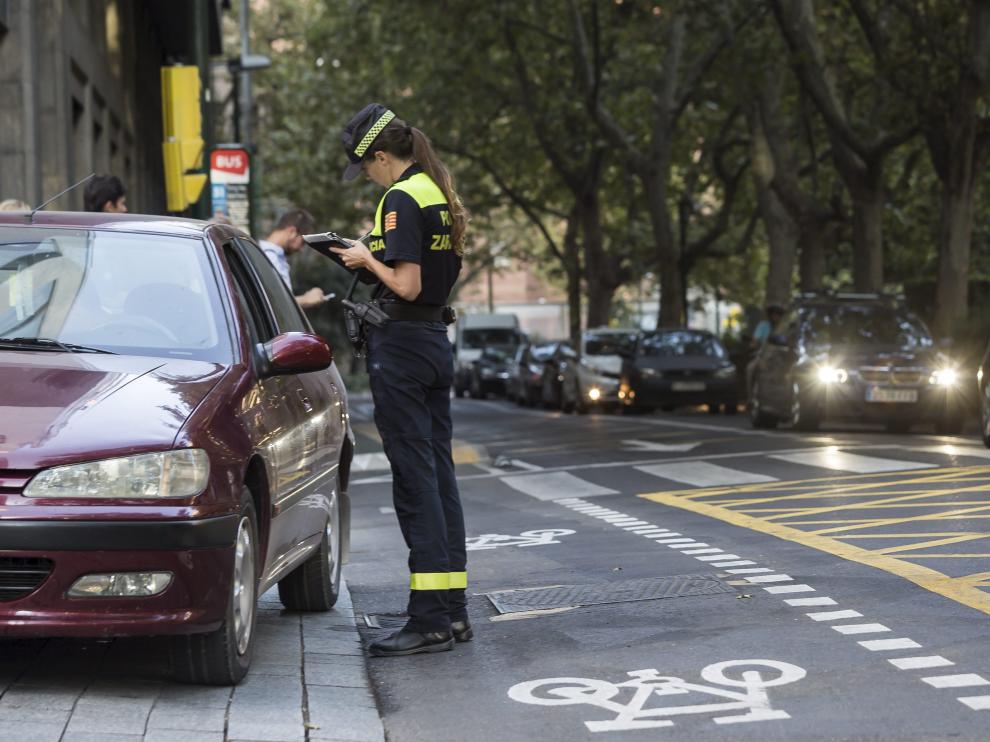 Una agente de la Policía Local, en el paseo de la Constitución de Zaragoza.
