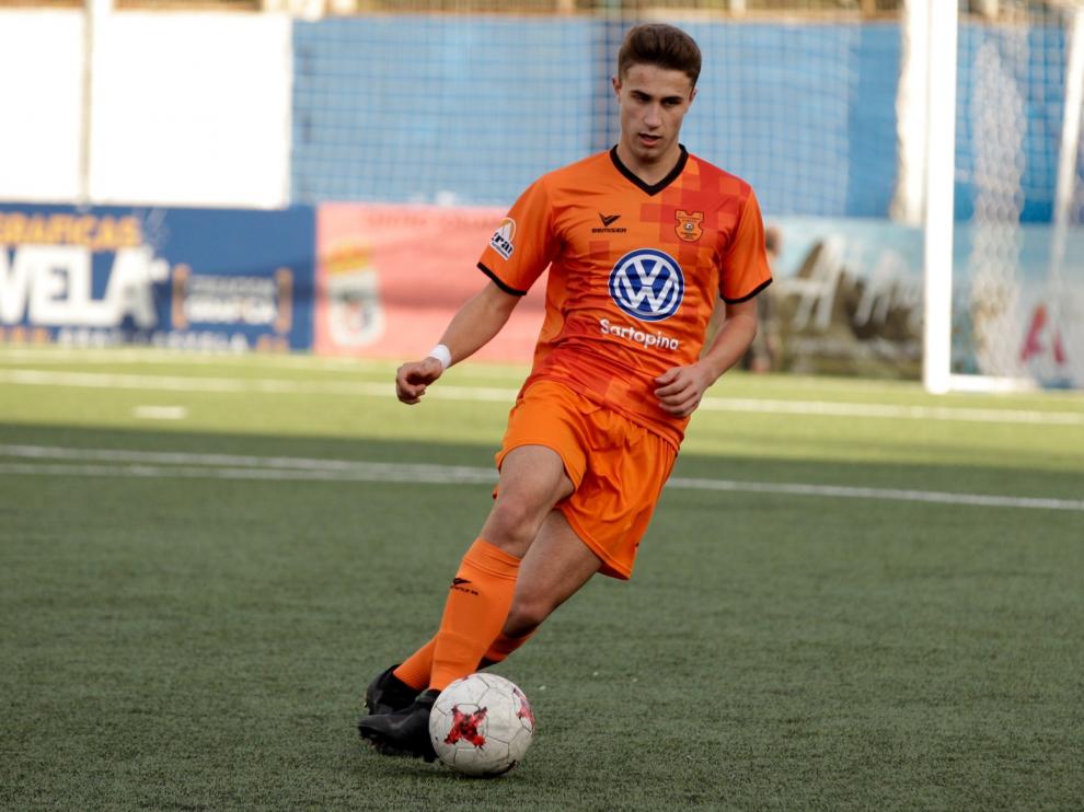 Imagen de un jugador del Juventud conduciendo el esférico en el campo de La Almozara.