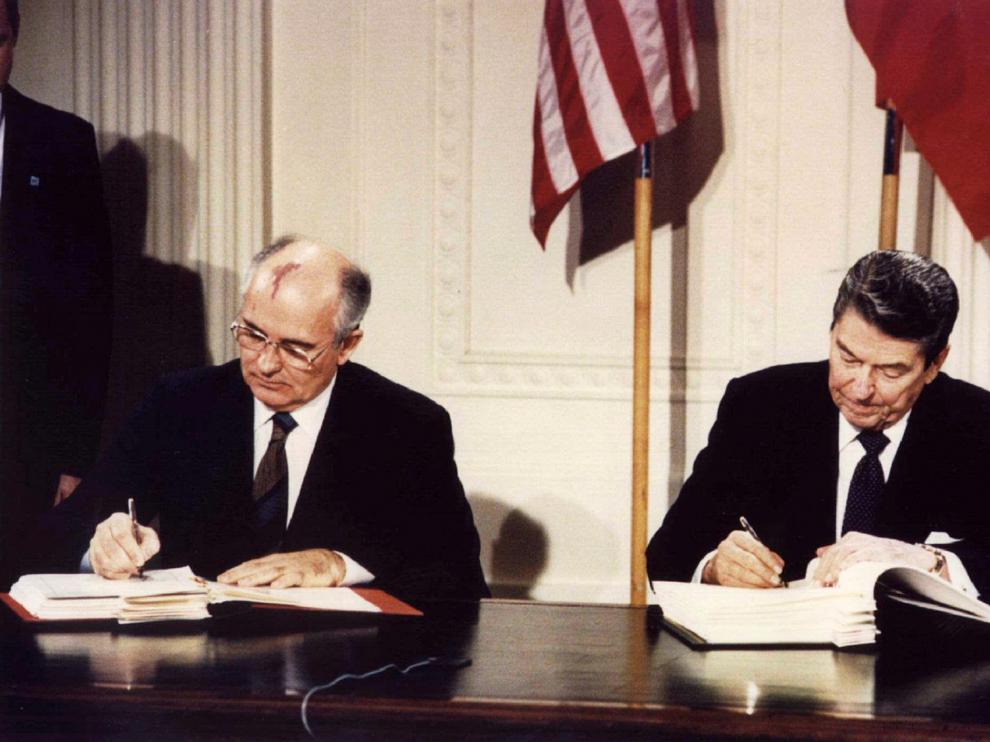 Mijaíl Gorbachov y Ronald Reagan firman el Tratado sobre Misiles de Alcance Medio (INF), en diciembre de 1987.