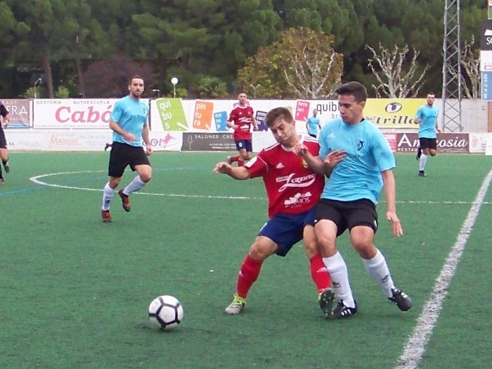Leo lucha un balón con un jugador del Montecarlo