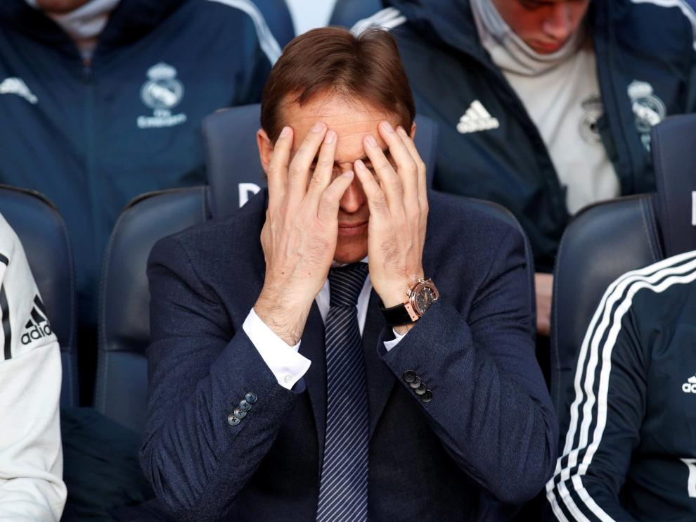 Julen Lopetegui se lamenta durante el Barcelona-Madrid.