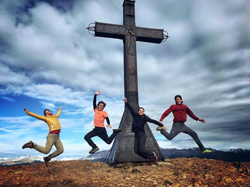 Curiosa fotografía de cuatro montañeros frente a la cruz de la Peña Oroel de Jaca