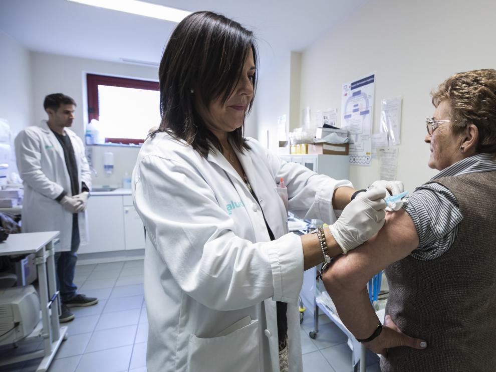El sector sanitario pierde puestos de trabajo coincidiendo con el inicio de la campaña de la gripe, la bajada de temperaturas en toda España y el incremento de la presión asistencial.