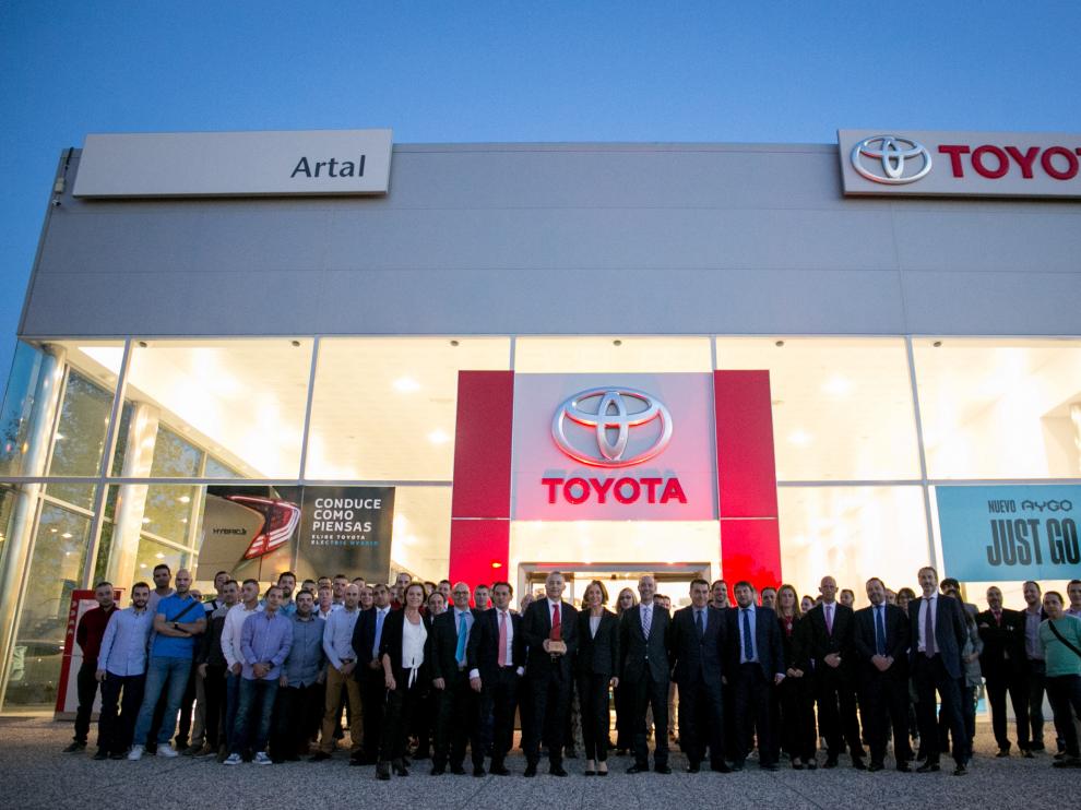 Todo el equipo de Toyota Artal, en sus instalaciones de Langa del Castillo, 8.