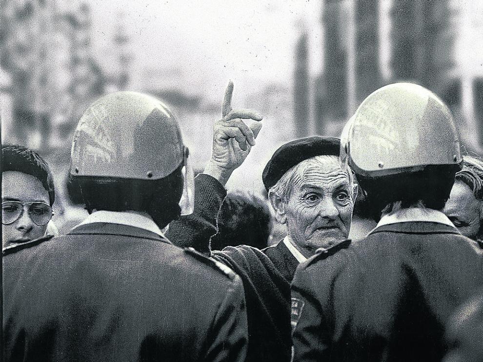 Un agricultor se enfrenta a la policía en una manifestación de agricultores de la UAGA.