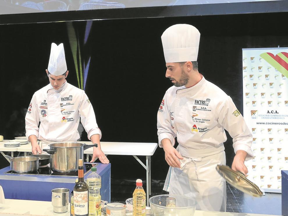 Los hermanos Carcas, de Casa Pedro, en pleno concurso por el premio de mejor cocinero de Aragón.