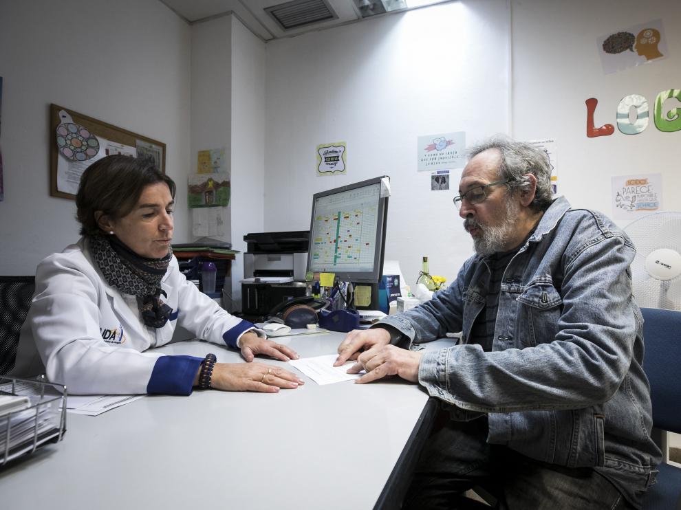 Juan Carlos Millán con su logopeda Marta, que le ayuda en su rehabilitación.