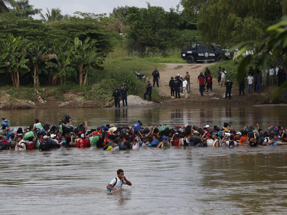 Intregrantes de la segunda caravana de migrantes cruzan el río en un nuevo intento por continuar su travesía hacia Estados Unidos.