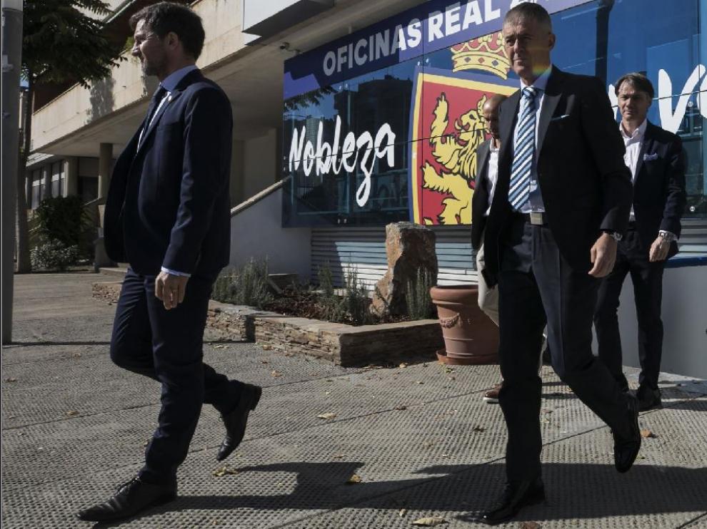 Lalo Arantegui, el director deportivo (izda.), junto al nuevo entrenador, Alcaraz, y José Mari Barba, el secretario técnico (dcha., en las escaleras), camino de la presentación del segundo hace una semana.