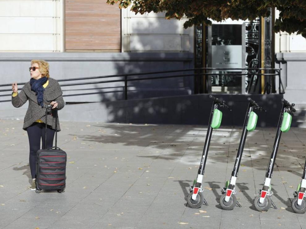 Patinetes eléctricos aparcados en el centro de Zaragoza.
