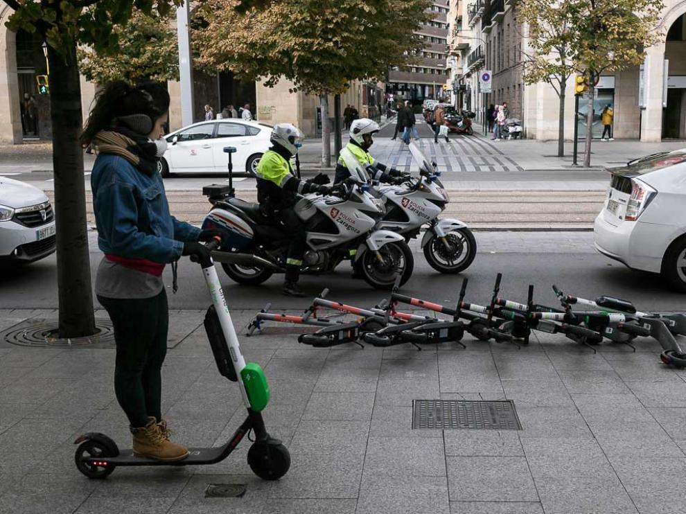 Patinetes eléctricos de las tres empresas de alquiler que operan en Zaragoza, derribados por el cierzo este lunes en el paseo de la Independencia.