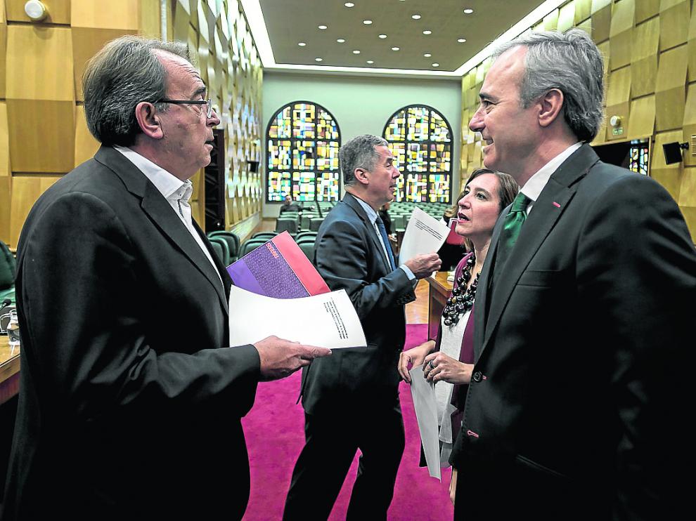 Pérez Anadón izquierda se dirige a Sara Fernández en presencia de Jorge Azcón.