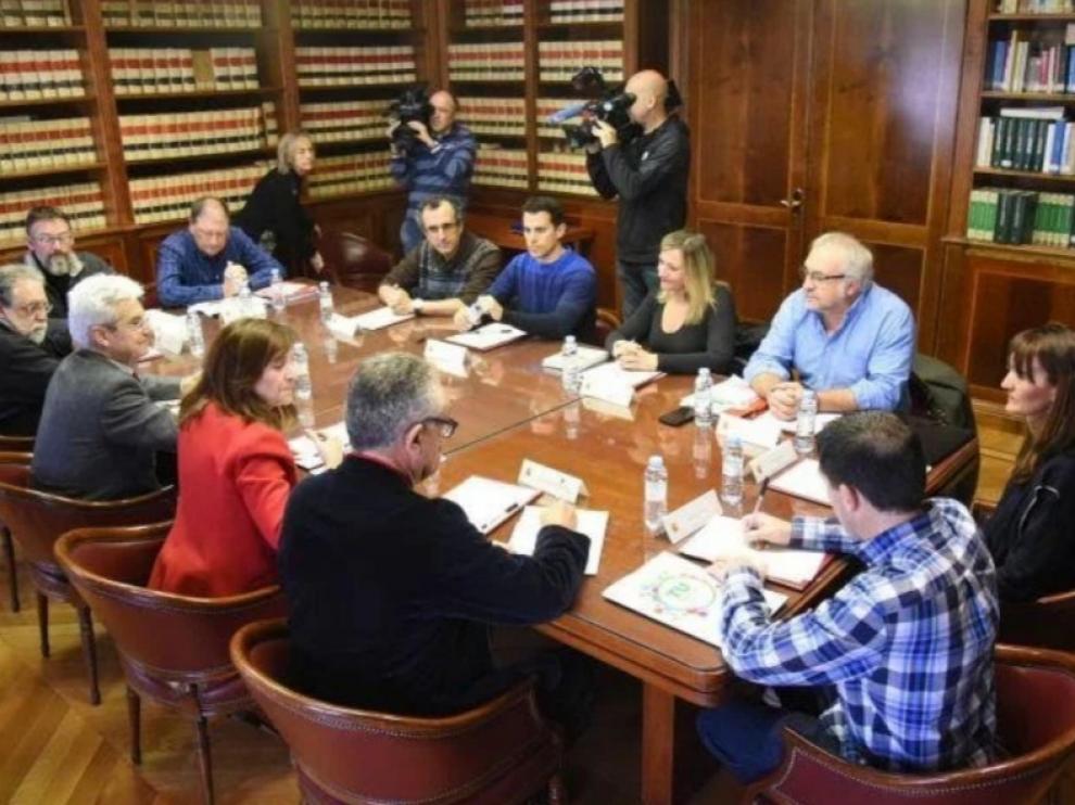 Los sindicalistas de las tres prisioines de Daroca, Zuera y Teruel reunidos con la delegada del Gobierno, Carmen Sánches, esta mañana