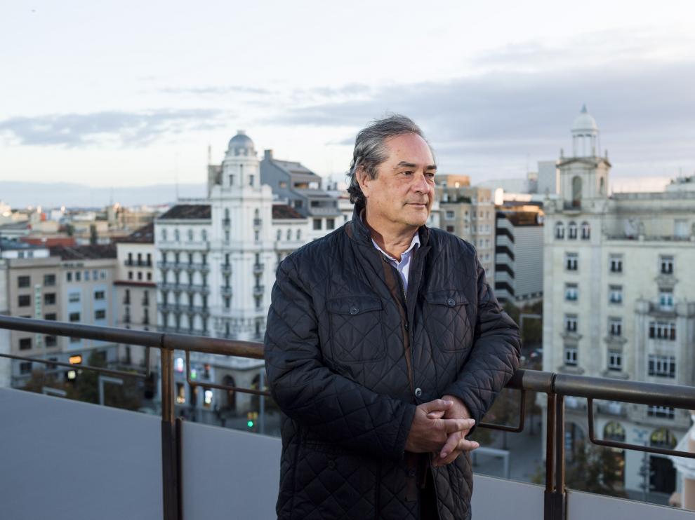 Luis Soriano en la azotea de la sede del Colegio Oficial de Ingenieros Industriales de Aragón y La Rioja, en Zaragoza.
