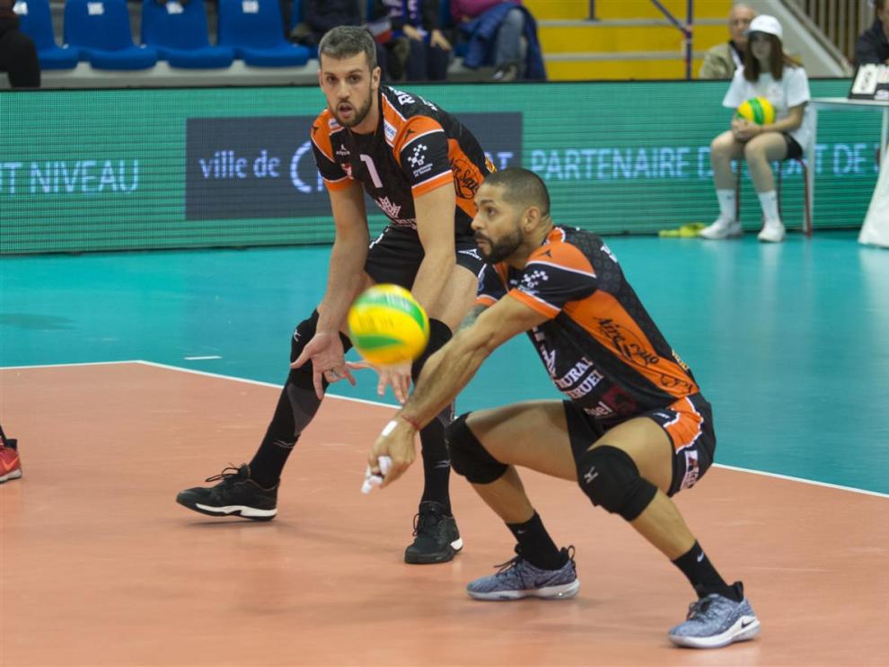 Ereu recibe un balón en el partido del CV Teruel contra Chaumont.